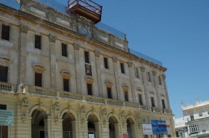 Fachada del Palacio Consistorial, pendiente de su rehabilitación.