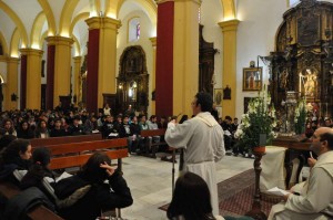 Escolares en la iglesia Mayor con las reliquias.