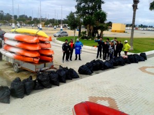 Las más de tres decenas de sacos recogidos en La Magdalena (Foto: Isla Kayak)