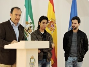 El delegado de Desarrollo de la Ciudad, Ángel Martínez, junto a dos de los artistas participantes.