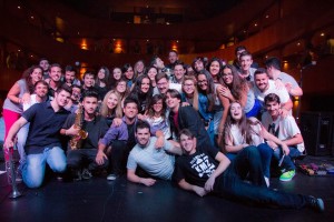 El grupo, junto a parte del público más entregado, ayer, en Las Cortes.