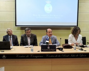 El presidente de la Academia, José Carlos Fernández, junto al concejal Pascual Junquera y miembros de la junta.