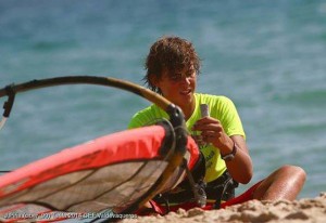 Javier González 'Gurrito' preparándose para el mar.