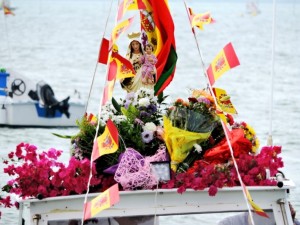 La Virgen del Carmen sobre las aguas de la Bahía.