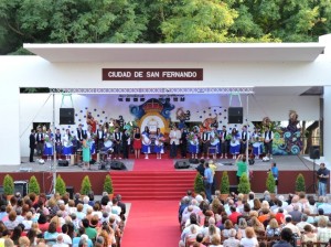 La corte al completo junto a sus parejas, la alcaldesa y el concejal de Fiestas.