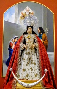 La Reina de los Ángeles, en su altar de cultos.