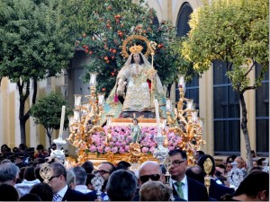 Junto al colegio Manuel Roldán.