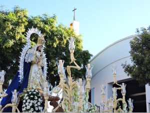 La Virgen, al salir del templo.