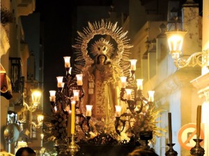 Sobre el trono el Santísimo Cristo de la Sangre.