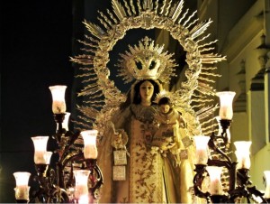 La Virgen, a poco de volver a su capilla.