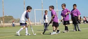  Niños jugando al hockey.