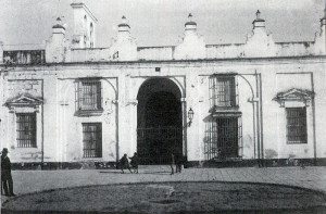 El Hospital de San José, cuando aún lucía de color blanco. Archivo Quijano.