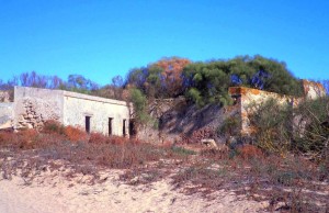 La batería de Urrutia, medio oculta entre las dunas.