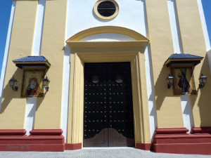 Puerta principal de la parroquia de la Pastora.