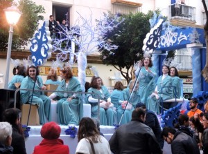 La corte llega de Oriente.