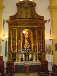 En su altar de culto.