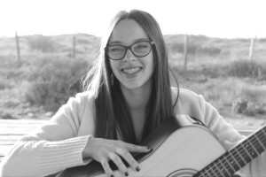 Ana Ponce junto a su guitarra.