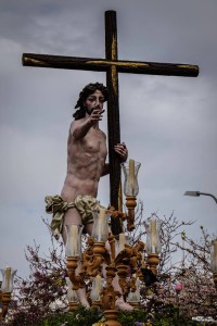 Cristo Resucitado bajo el cielo gris.