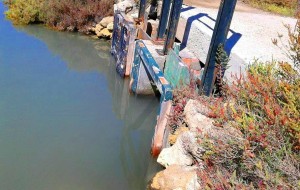 Las compuertas destruidas, en una foto cedida por el Parque Natural Bahía de Cádiz.