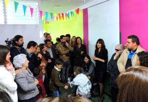 Belinda habla durante la inauguración.