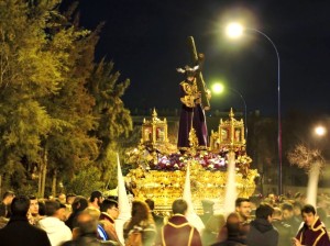 Ntro. Padre Jesús del Gran Poder a su paso por el puente.