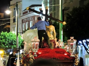 Un hermano quita el plástico protector al Cristo de la Humildad.