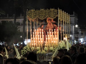 La Virgen de las Penas frente a la Plaza del Rey.