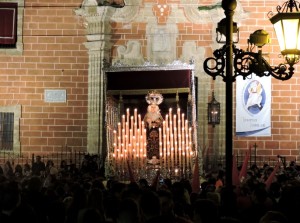 La Virgen de la Trinidad, frente a la Iglesia Mayor.