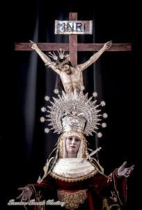 Otra imagen de la Virgen con corona delante del Cristo.