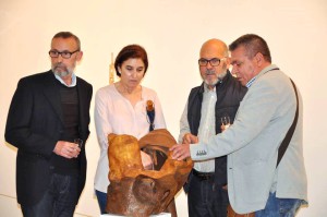 Cristóbal Cerezo durante la inauguración, junto a algunos invitados.