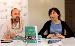 Inmaculada Real junto al propietario de la librería, Gonzalo Alías.