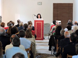 La historiadora y escritora Carmen Orcero se encargó de presentar a la conferenciante.