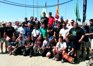 Los ganadores lucen sus trofeos en esta foto de familia.