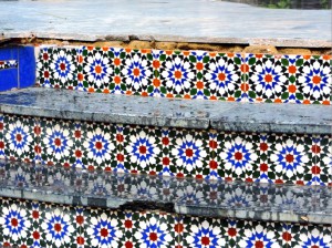 Rotura en los azulejos de la escalera.